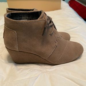 Tom’s wedge booties